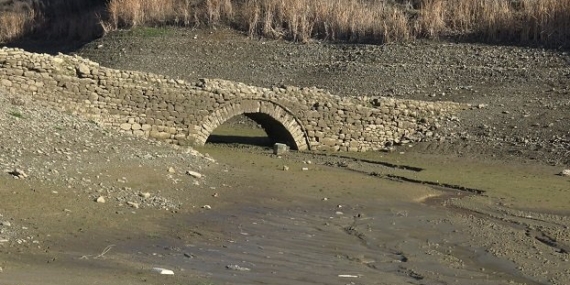Tekirdağ'da sular çekilince gün yüzüne çıkan tarihi köprü tescillenecek