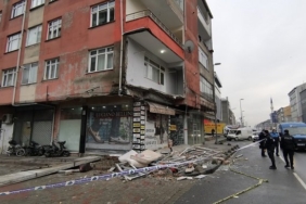 Sultangazi'de bir binanın balkonu çöktü