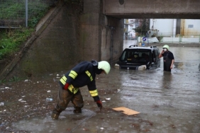 Edirne'de yarıya kadar suya gömülen aracın camında çıkan sürücünün aracını itfaiye kurtardı