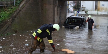 Edirne'de yarıya kadar suya gömülen aracın camında çıkan sürücünün aracını itfaiye kurtardı