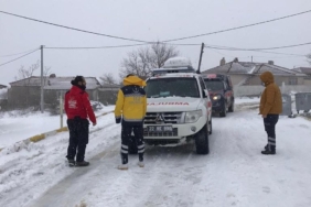 Edirne'de yolu kardan kapanan köyde mahsur kalan hasta paletli ambulansla hastaneye götürüldü
