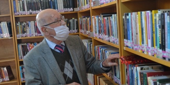 Lüleburgaz'da kütüphaneden en çok kitap alan yaşlı adam ödüllendirildi