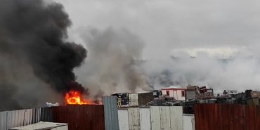 Tuzla'da fabrika deposunda yangın