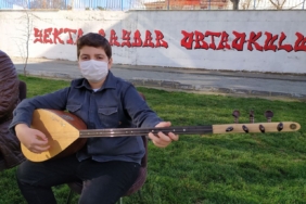 Dedesinin vasiyetini ustaların eserlerini çalarak devam ettiriyor