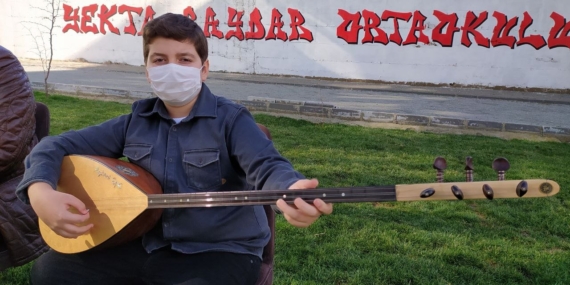 Dedesinin vasiyetini ustaların eserlerini çalarak devam ettiriyor