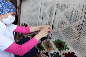 "Efsane renk" doğduğu kentte halı ve kilimlere yansıdı