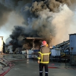 Kocaeli'de fabrikada çıkan yangın söndürülmeye çalışılıyor