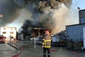 Kocaeli'de fabrikada çıkan yangın söndürülmeye çalışılıyor