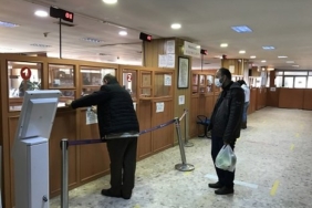 Edirne'de sokağa çıkma kısıtlamasından muaf vatandaşlar vergi dairesinde yoğunluk oluşturdu