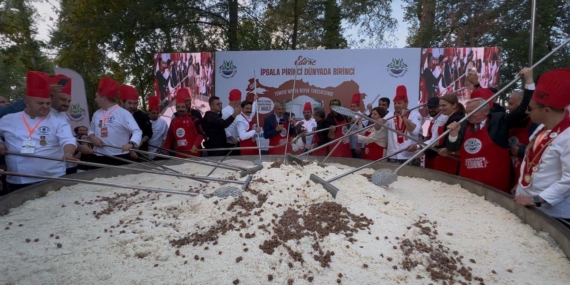 Edirne’de Türkiye’nin En Büyük Tenceresinde 6 Ton Pilav Pişirildi
