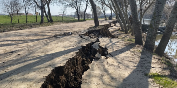 Tunca’da Toprak Kaydı, Ağaçlar Kökünden Söküldü