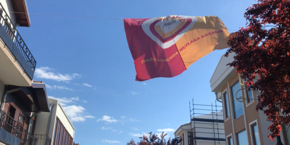 Derbi’nin Ardından Esnaf Saraçlar’da GS Bayrağını Astı
